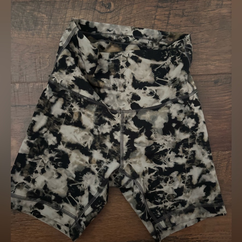 Luluemon size 4 wunder train shorts 6” limited edition colorway
